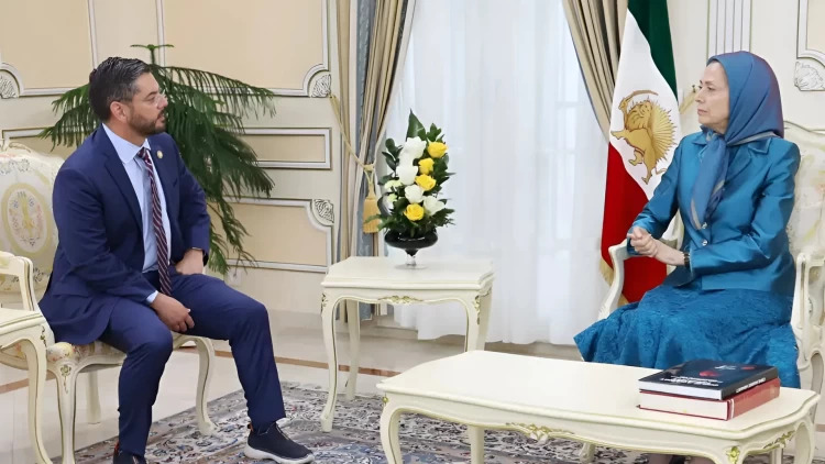 دیدار و گفتگوی خانم مریم رجوی با آقای رائول روئیز نماینده کنگره آمریکا